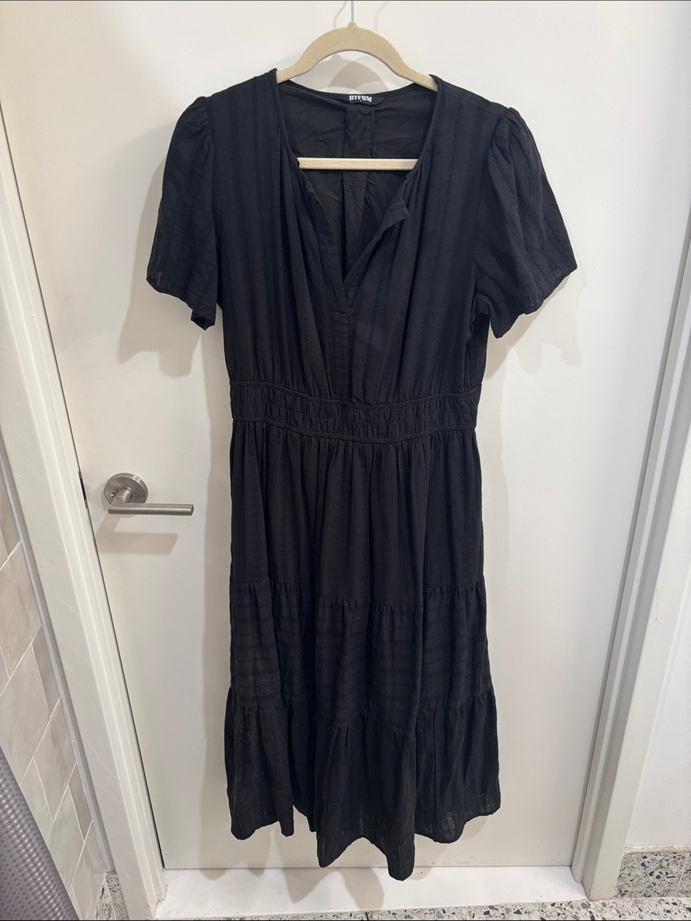 STYLEN Black V-Neck Tiered Short Sleeve Midi Dress